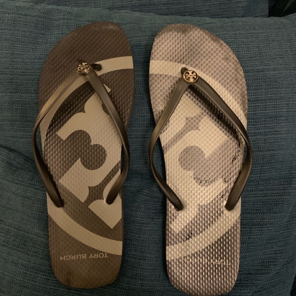 Tory Burch logo flip flops, W10